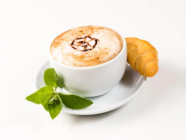 Nagy csésze kávét és croissant-t — Stock Fotó