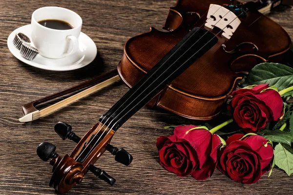 Violino, rosa, café e livros de música — Fotografia de Stock