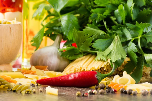 Italiaanse spaghetti en groenten — Stockfoto