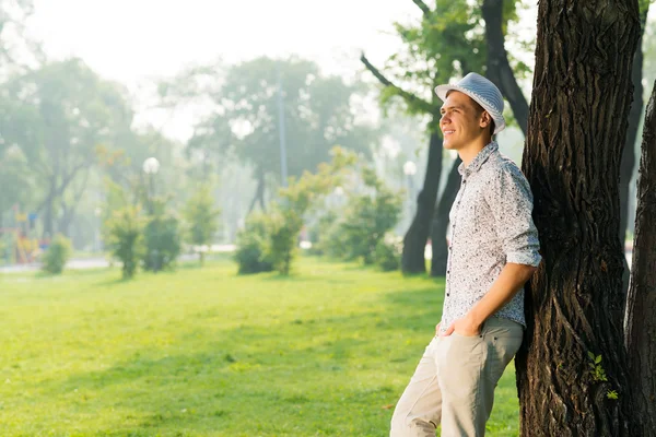 Porträt eines jungen Mannes — Stockfoto