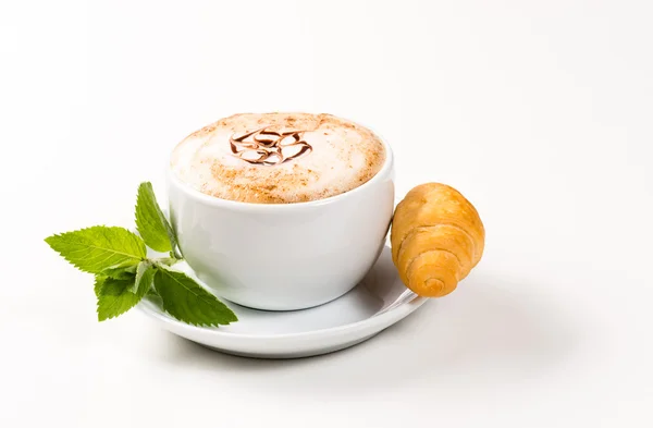 Große Tasse Kaffee und Croissants — Stockfoto