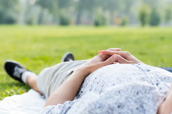 Man ontspannen in het park — Stockfoto