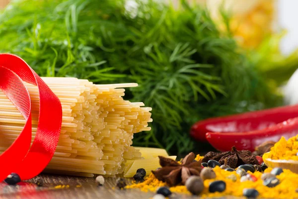 Espaguetis y verduras italianos —  Fotos de Stock