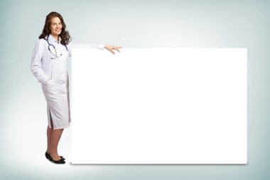 genç kadın doktor yakın boş ana başlık ayakta