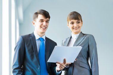 raporları tartışan iki iş ortakları