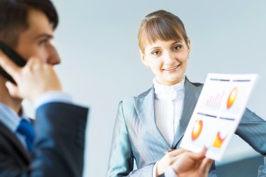 raporları tartışan iki iş ortakları