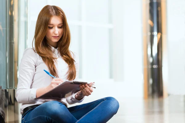 Portrait of an attractive woman — Stock Photo, Image