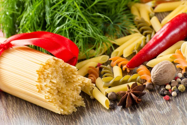 Итальянские спагетти и овощи — стоковое фото