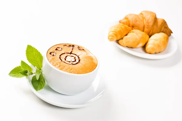 Grande xícara de café e croissants em uma placa — Fotografia de Stock