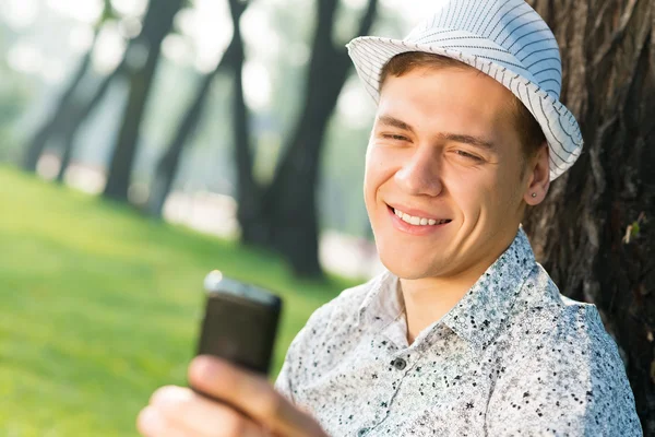 Fiatal férfi mobiltelefonnal — Stock Fotó