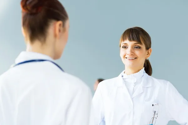 Doctor talking with a colleague — Stock Photo, Image