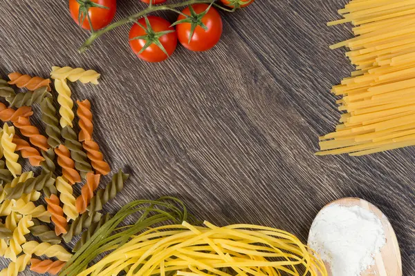 Pasta's, tomaten en meel op de lepel — Stockfoto