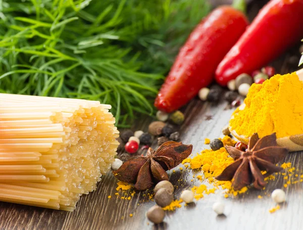 Italiaanse spaghetti en groenten — Stockfoto