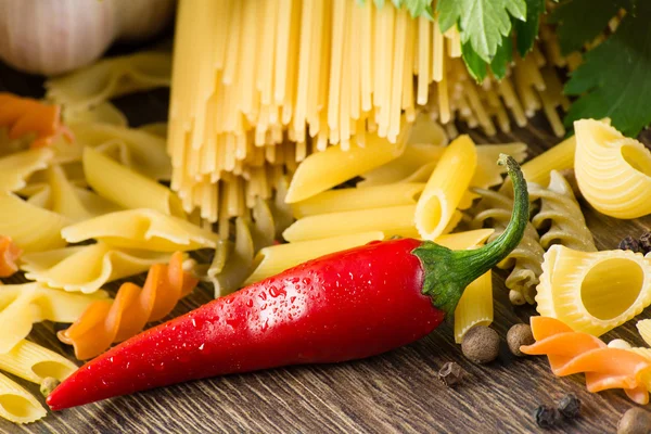 Italienska spagetti och grönsaker — Stockfoto