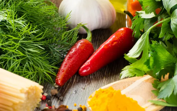 Italian spaghetti and vegetables — Stock Photo, Image