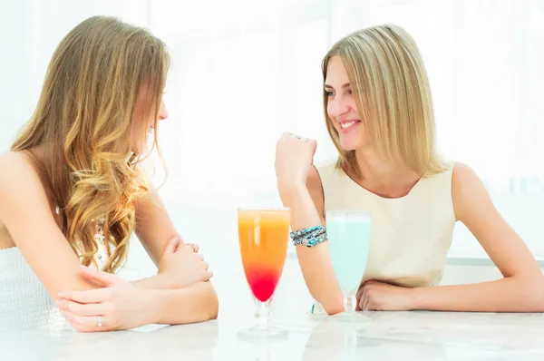 Two beautiful women chatting in a cafe — Stock Photo, Image