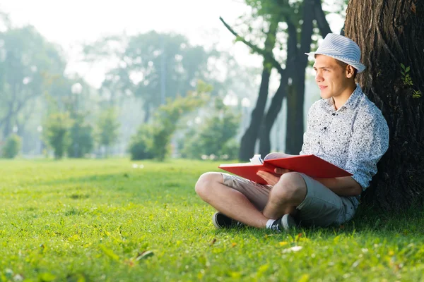 Junger Mann liest ein Buch — Stockfoto