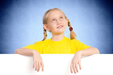 Beyaz bir bayrak tutan kız