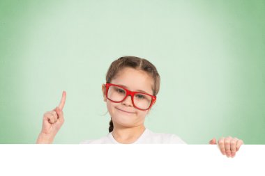 Beyaz bir bayrak tutan kız