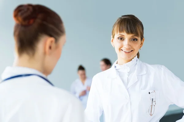 Doctor talking with a colleague — Stock Photo, Image