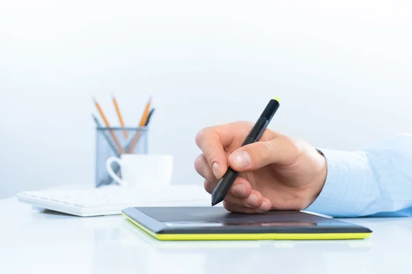 Designer hand drawing a graph on the tablet — Stock Photo, Image