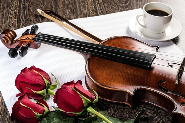 Violín, rosa, copa de champán y libros de música — Foto de Stock