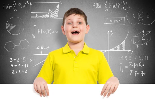 beyaz bayrak tutan çocuk