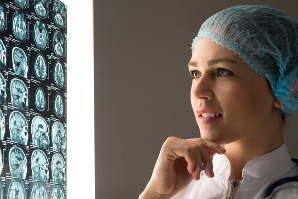 Doctor mirando la radiografía — Foto de Stock