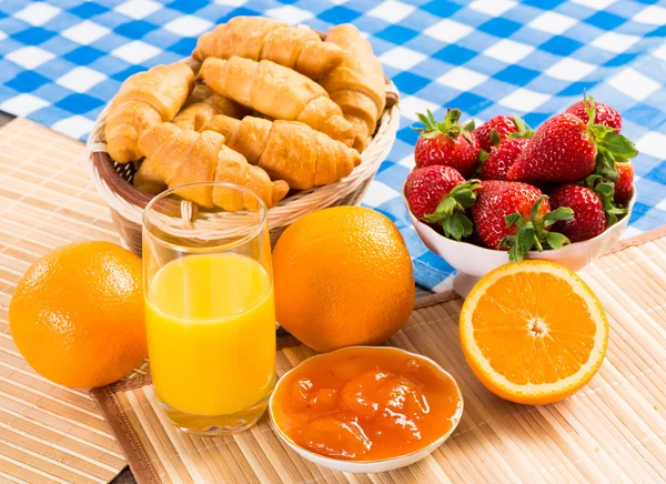 Café da manhã cedo, suco, croissants e geléia — Fotografia de Stock