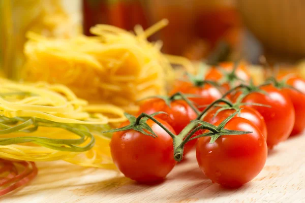 Närbild av körsbärstomater och pasta — Stockfoto