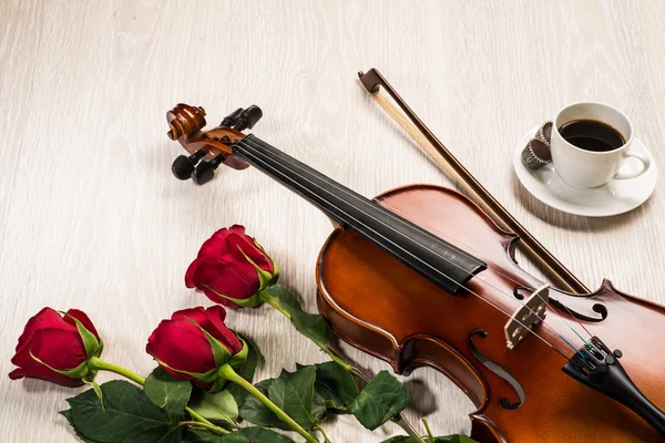 Libros de violín, rosa, café y música — Foto de Stock