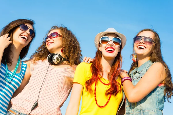 Jóvenes con gafas de sol y sombrero —  Fotos de Stock