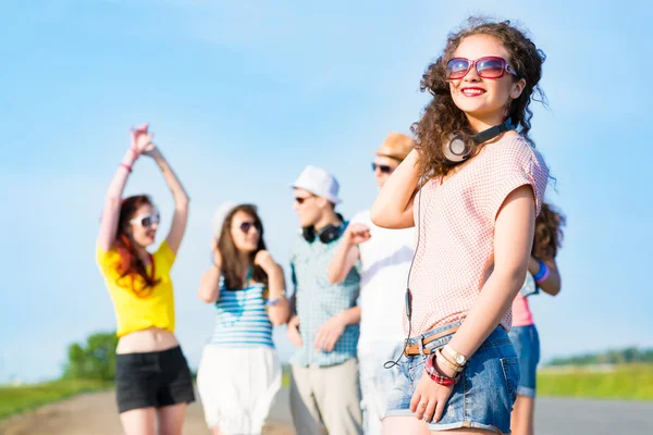 Jovem com fones de ouvido — Fotografia de Stock