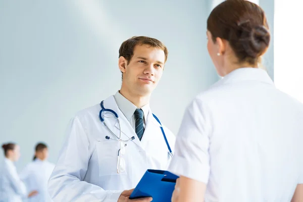 Doctor talking with a colleague — Stock Photo, Image