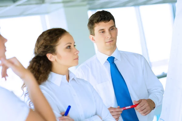 Geschäftsleute treffen sich am Flipchart — Stockfoto