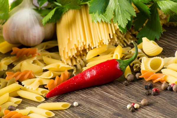 Italienska spagetti och grönsaker — Stockfoto