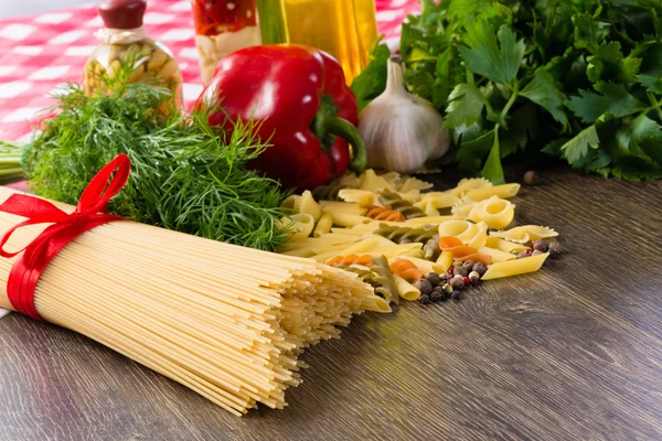 イタリアのスパゲッティと野菜 — ストック写真