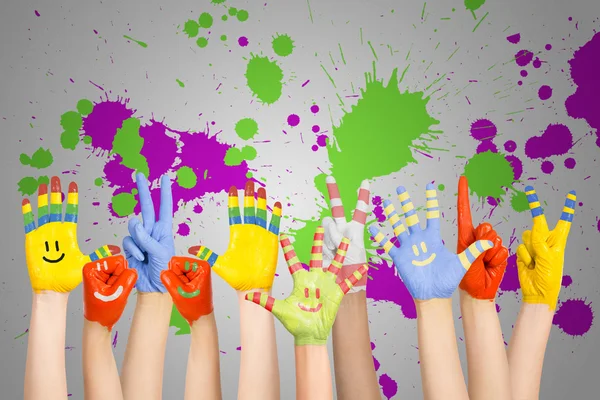 Пофарбовані дітей руки — стокове фото