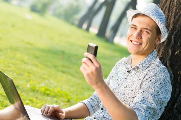 Cep telefonu olan genç bir adam. — Stok fotoğraf