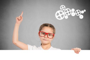 Beyaz bir bayrak tutan kız