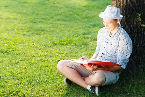 若い男が本を読んで — ストック写真