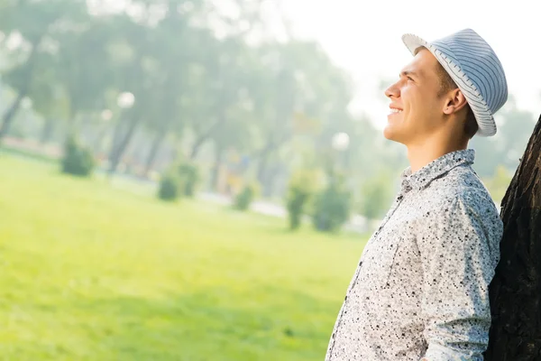 Porträt eines jungen Mannes — Stockfoto