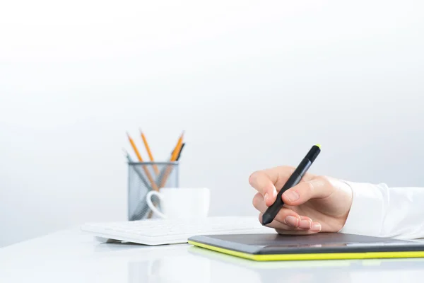 Designer hand drawing a graph on the tablet — Stock Photo, Image