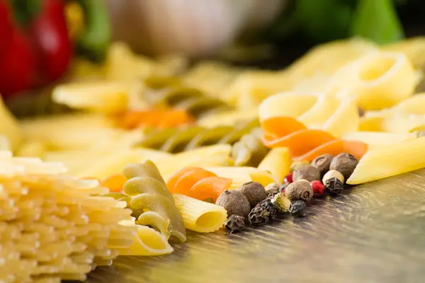 Spaghetti e spezie italiane — Foto Stock