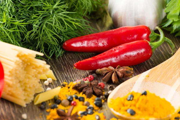 Spaghetti und Gemüse aus Italien — Stockfoto