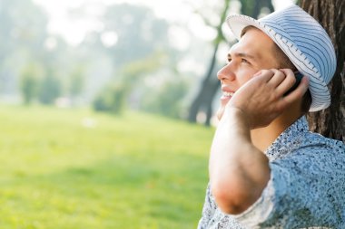 Cep telefonu olan genç bir adam.