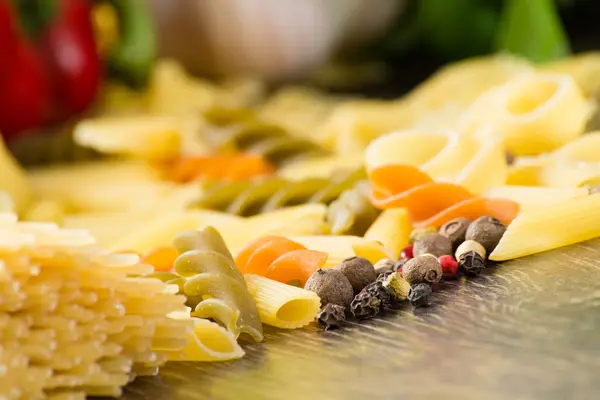 Італійські спагеті і спеції — стокове фото