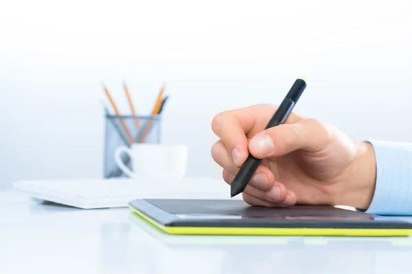 Designer hand drawing a graph on the tablet — Stock Photo, Image