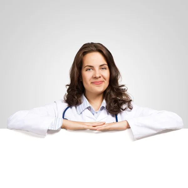 Jonge vrouw arts met een lege banner — Stockfoto