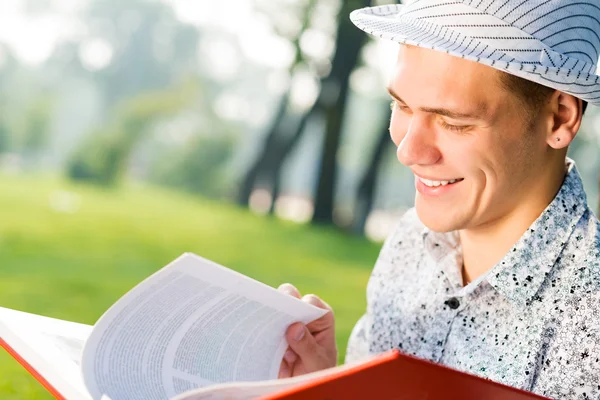 Junger Mann liest ein Buch — Stockfoto